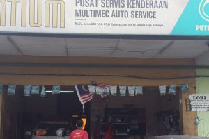 Bengkel kereta di Daerah Pontian, Malaysia