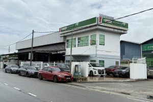 Bengkel kereta di Kampong Dungun, Malaysia
