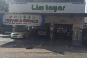 Bengkel kereta di Kampong Masjid Tanah, Malaysia