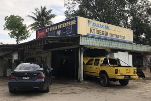 Bengkel kereta di Kampung Ayer Molek, Malaysia