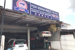 Bengkel kereta di Kampung Kuala Besut, Malaysia