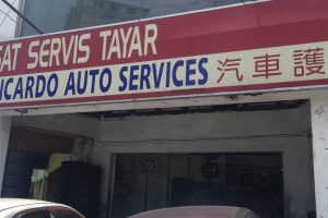 Bengkel kereta di Labis, Malaysia