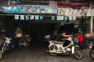 Bengkel kereta di Labuan, Malaysia