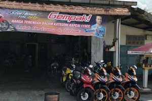 Bengkel kereta di Pekan Nenas, Malaysia