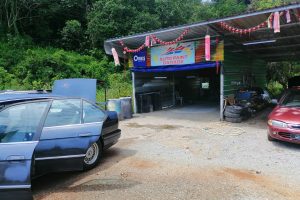 Bengkel kereta di Sarawak, Malaysia
