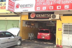 Bengkel kereta di Yong Peng, Malaysia